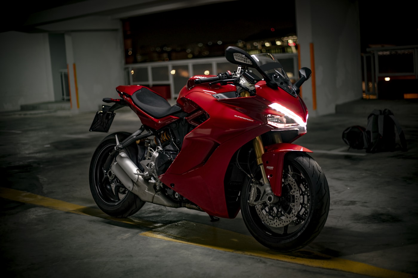 Motocicleta deportiva roja de alta gama — Motos 2TP Colombia, importadores mayoristas