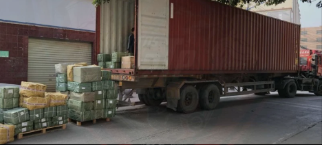 Contenedor de importación siendo descargado en bodega de Motos 2TP Colombia